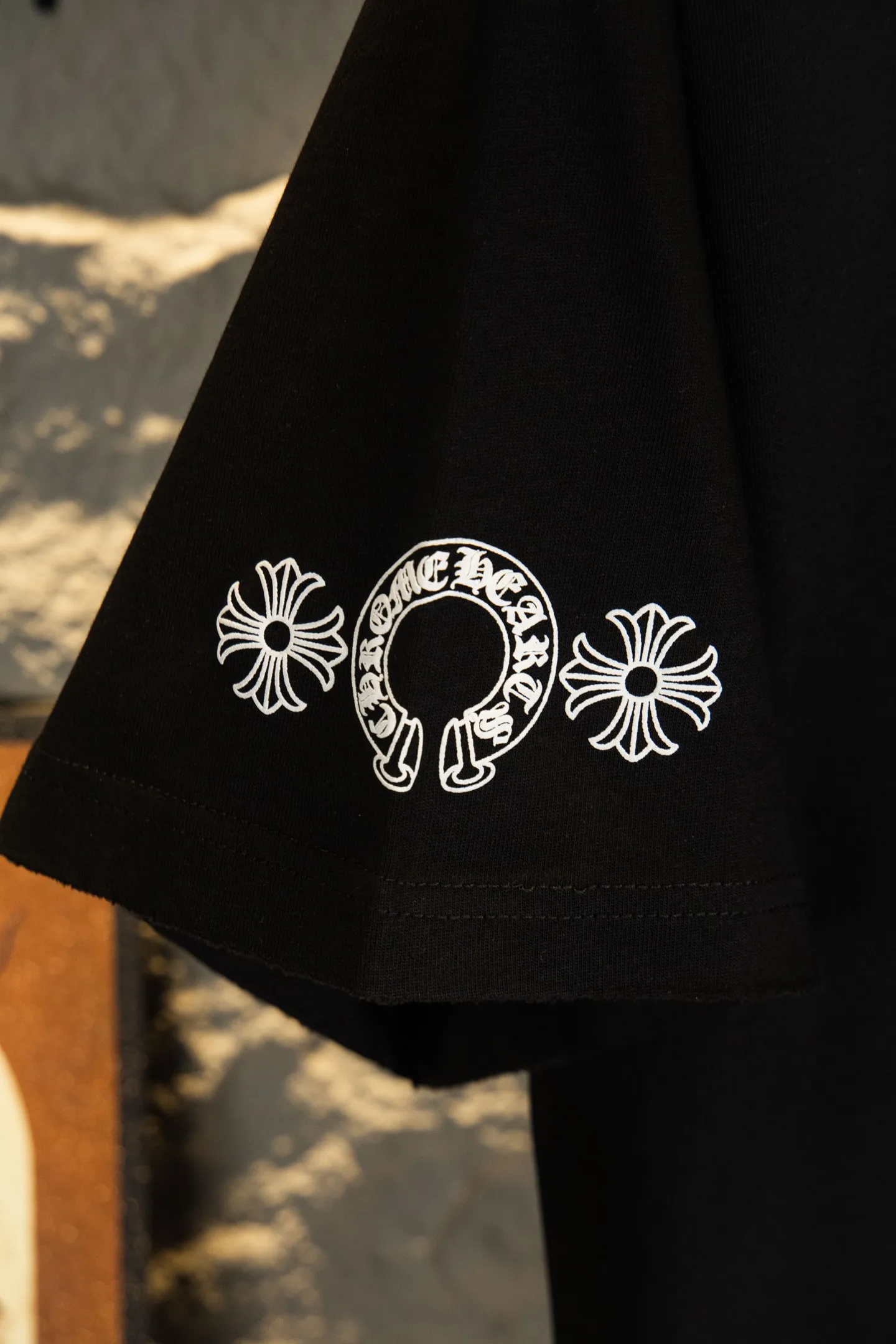 ：Y 100 Chrome Hearts 26ss New Arrival logo T Quality ！ ， ； 、 、 Classic ， ， 。 ， Breathable ， Retro 。 ， 、 ， 、 、 hold ， ， 。 ：Black White Size：S—XL